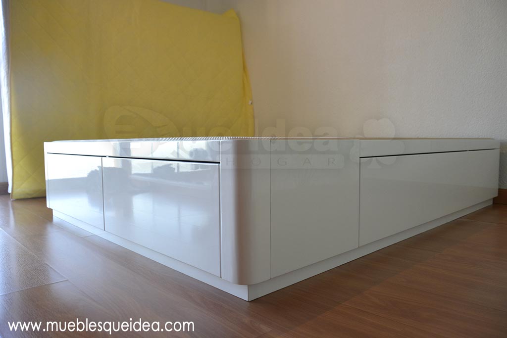 Cama de madera con cajones de matrimonio lacada en color blanco brillo
