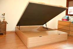 imagen de cama de madera con cajones frontales