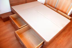 cama en madera con cajones laterales