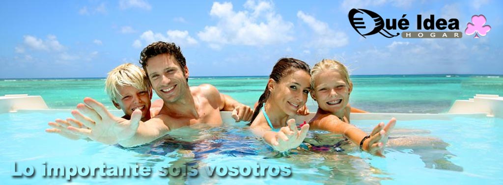 familia feliz dentro del mar en una playa