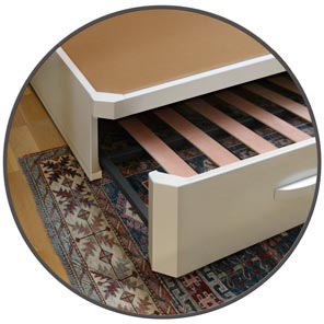 Detalle de esquinas chafán en una cama nido de madera